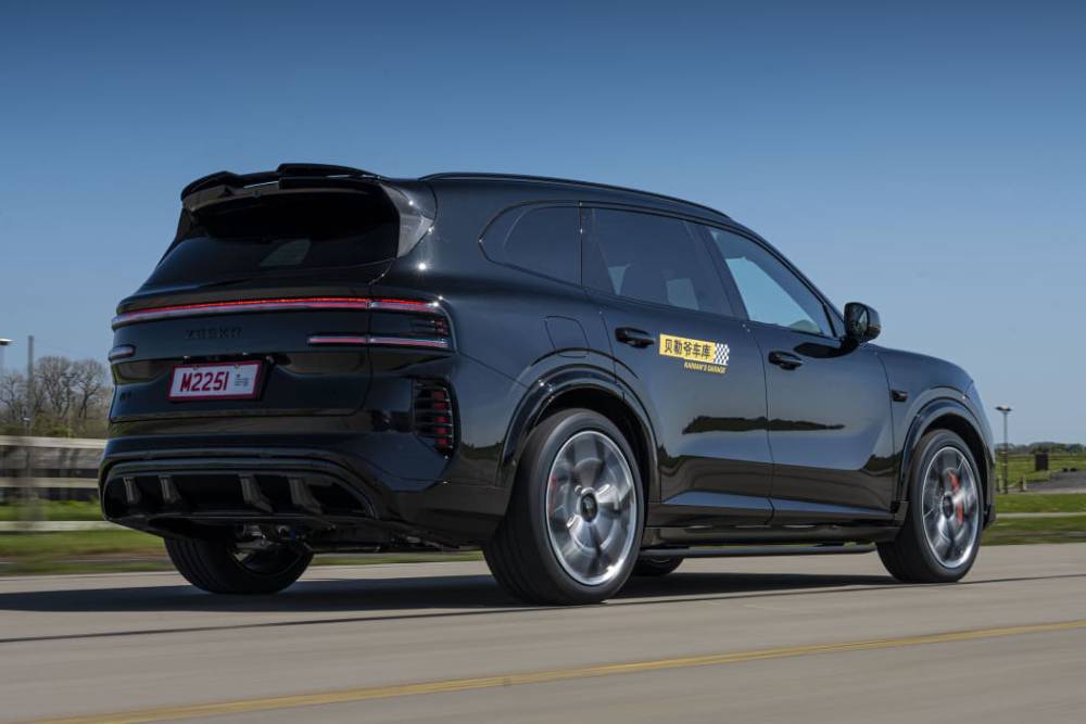 Νέο Zeekr 8X 2.0λιτρο PHEV σπάει το φράγμα των 1.400 ίππων!