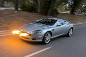 Πωλείται Aston Martin με λειτουργικά «πολυβόλα»!