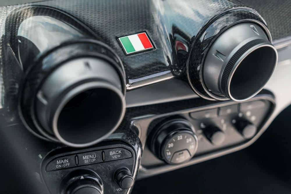 https://autogreeknews.gr/wp-content/uploads/2026/05/2015-ferrari-laferrari-11.jpg
