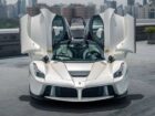 LaFerrari «του γάλακτος» κάνει αναψυχή με εκατομμύρια ευρώ