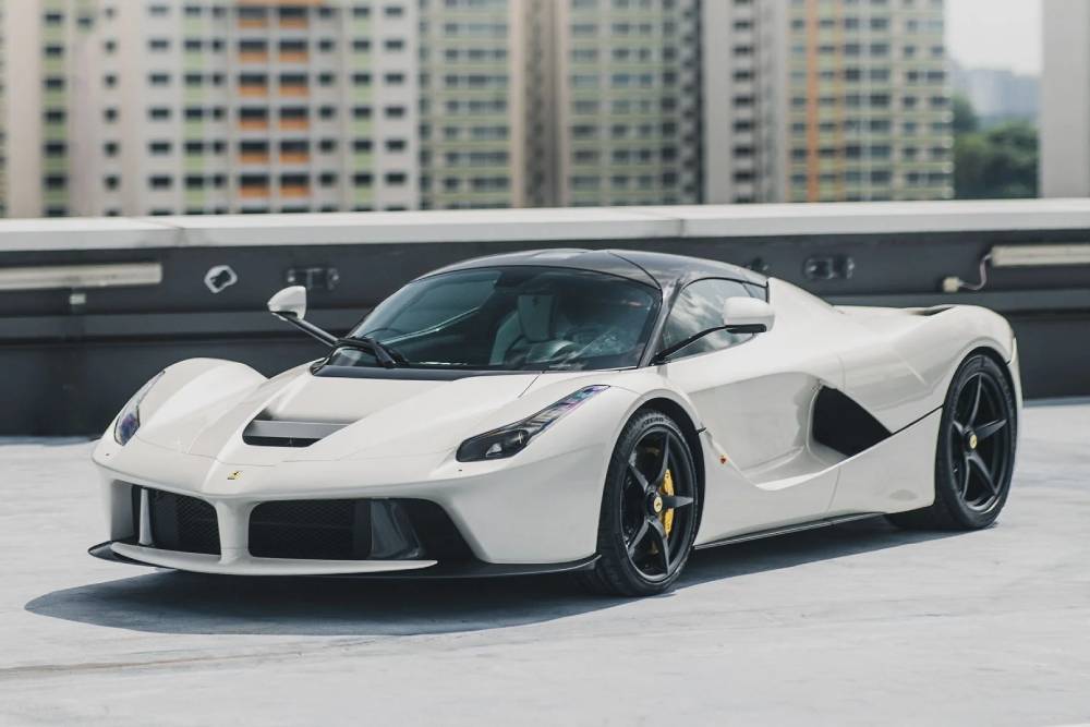 https://autogreeknews.gr/wp-content/uploads/2026/05/2015-ferrari-laferrari.jpg