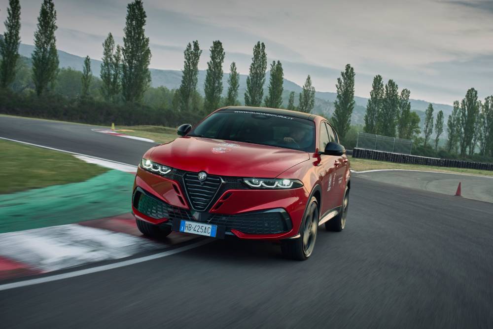 https://autogreeknews.gr/wp-content/uploads/2026/05/AlfaRomeoDrivingAcademy-8-1.jpg