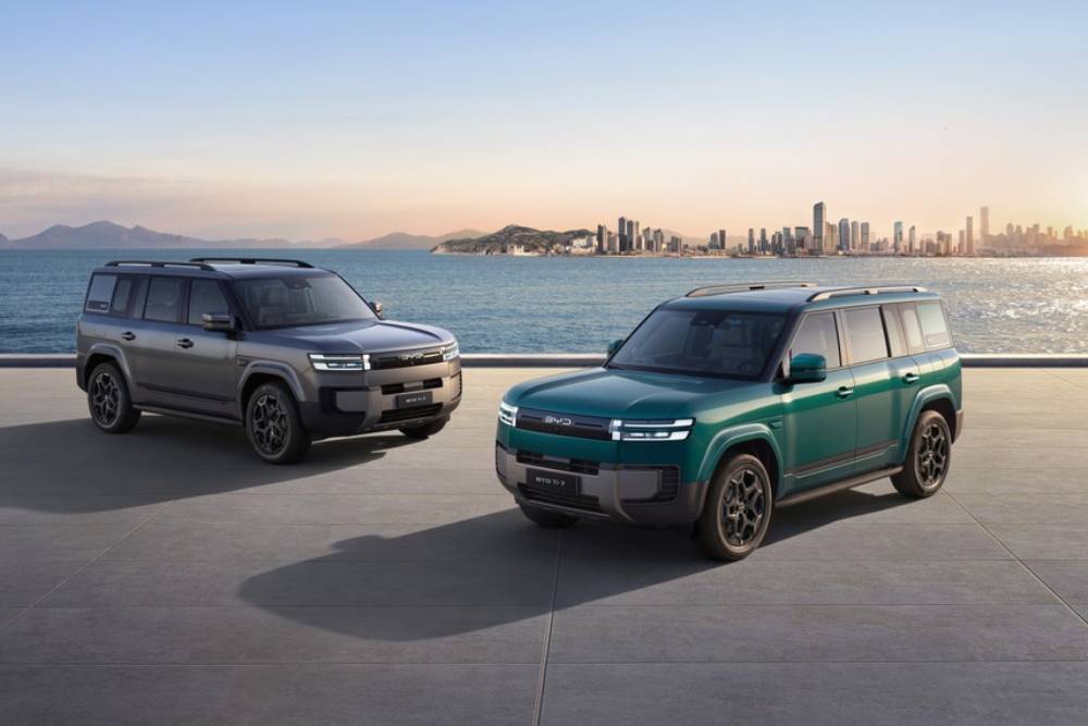 https://autogreeknews.gr/wp-content/uploads/2026/05/BYD-Ti7-two-car-static-1.jpg