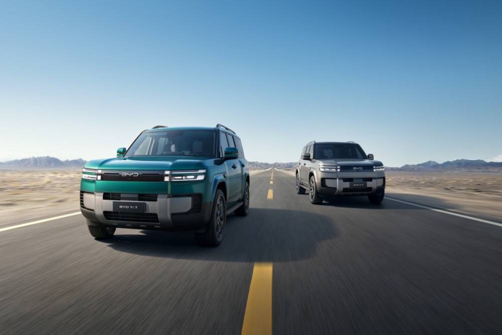 https://autogreeknews.gr/wp-content/uploads/2026/05/BYD-Ti7-two-car-tracking-1.jpg