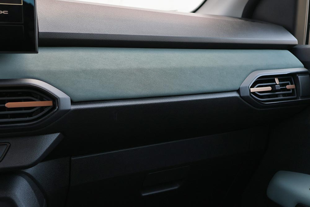 https://autogreeknews.gr/wp-content/uploads/2026/05/Dacia-Sandero-Stepway-ECO-G-120-interior-11-1.jpg