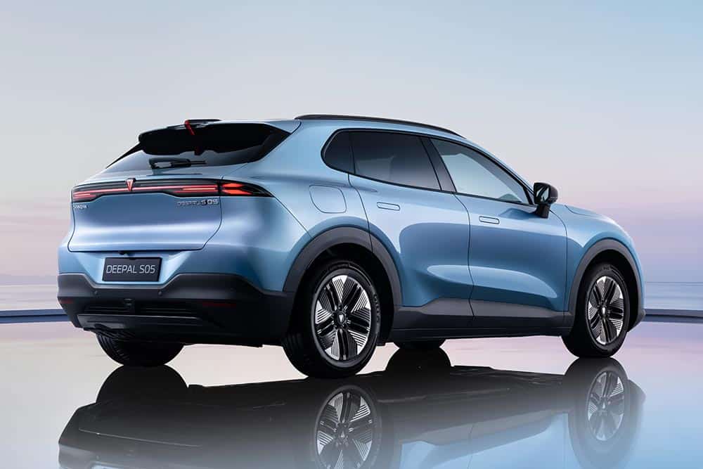 https://autogreeknews.gr/wp-content/uploads/2026/05/Deepal-S05-PHEV-exterior-blue.jpg