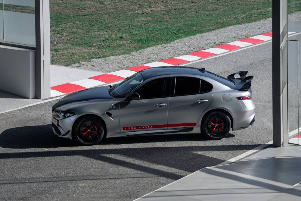 https://autogreeknews.gr/wp-content/uploads/2026/05/GiuliaQuadrifoglioLunaRossa-1-1.jpg
