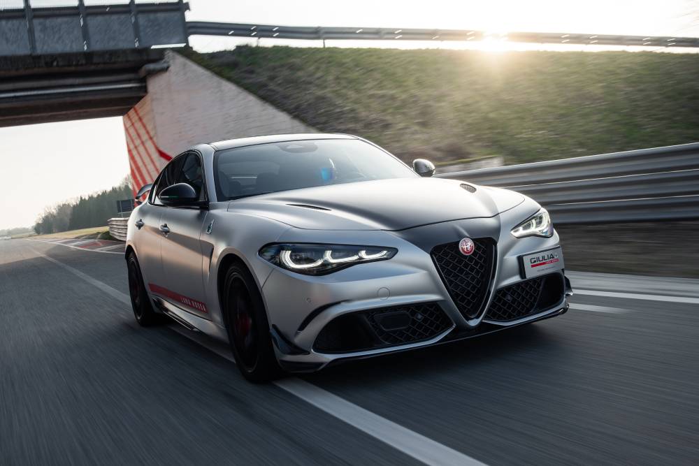 https://autogreeknews.gr/wp-content/uploads/2026/05/GiuliaQuadrifoglioLunaRossa-9-1.jpg