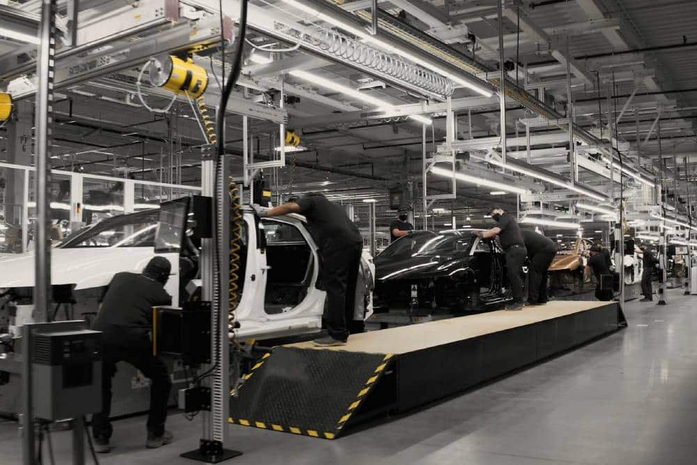 https://autogreeknews.gr/wp-content/uploads/2026/05/Lucid_vyroba_production_factory_tovarna_2025_ofici.jpg
