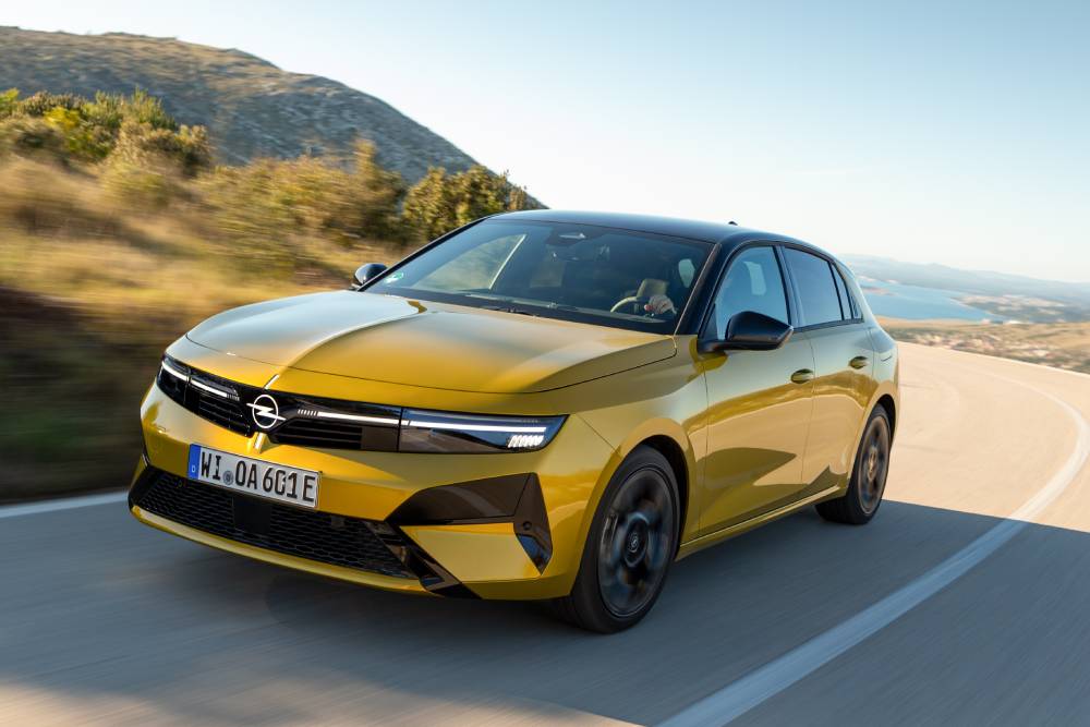 https://autogreeknews.gr/wp-content/uploads/2026/05/OpelAstraPlug-in-Hybrid-1-1.jpg