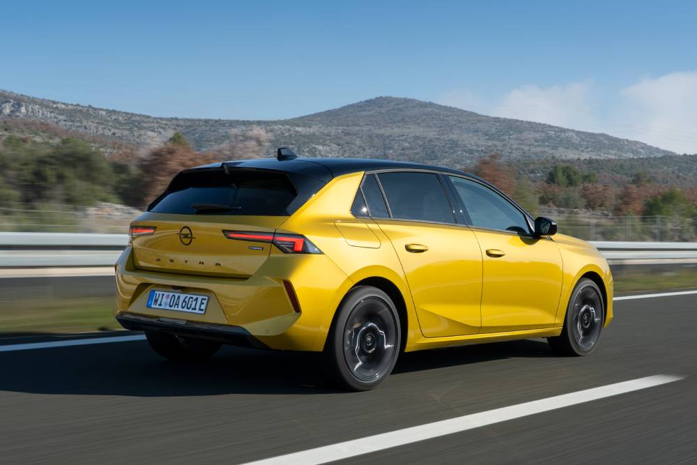 https://autogreeknews.gr/wp-content/uploads/2026/05/OpelAstraPlug-in-Hybrid-2-1.jpg