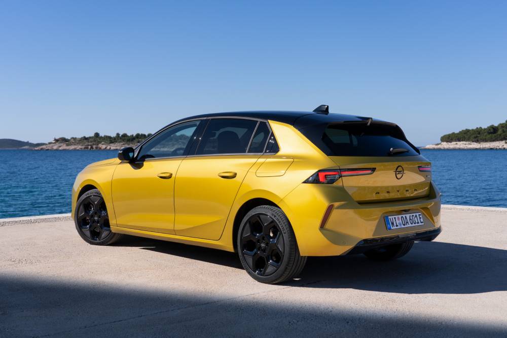 https://autogreeknews.gr/wp-content/uploads/2026/05/OpelAstraPlug-in-Hybrid-4-1.jpg