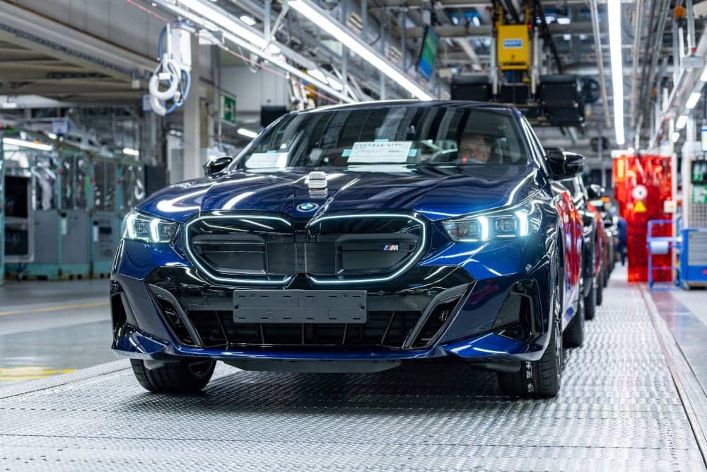 https://autogreeknews.gr/wp-content/uploads/2026/05/P90639531_lowRes_the-bmw-group-s-two-1.jpg
