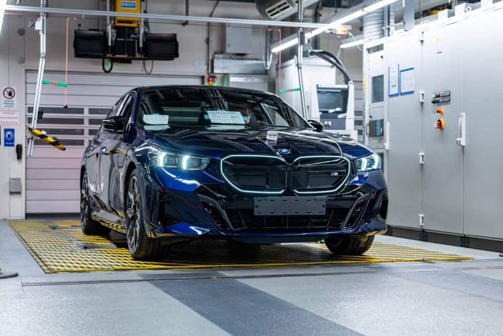 https://autogreeknews.gr/wp-content/uploads/2026/05/P90639532_lowRes_the-bmw-group-s-two-1.jpg