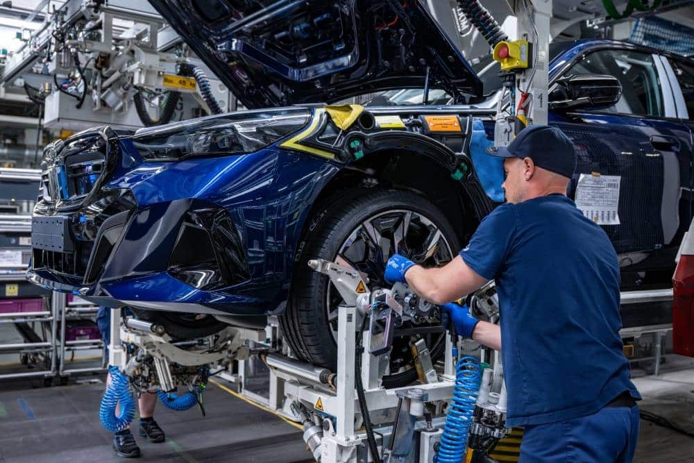 https://autogreeknews.gr/wp-content/uploads/2026/05/P90639537_lowRes_the-bmw-group-s-two-1.jpg