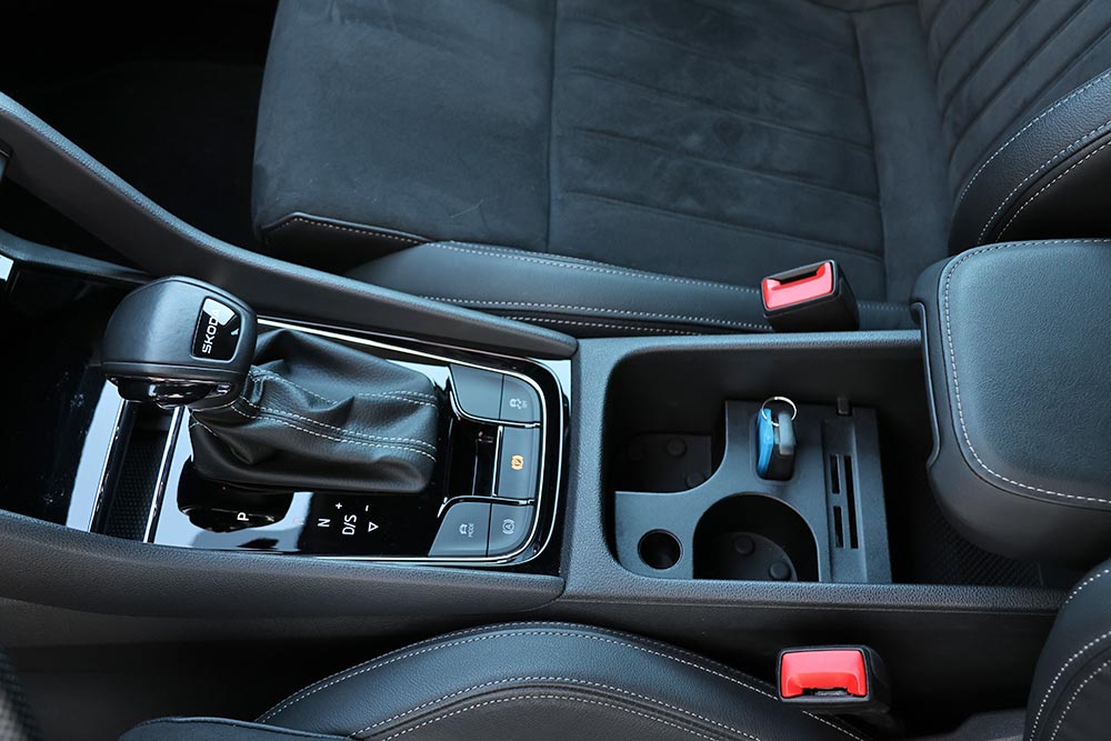 https://autogreeknews.gr/wp-content/uploads/2026/05/Skoda-Karoq-1.5-TSI-Sportline-interior-17.jpg