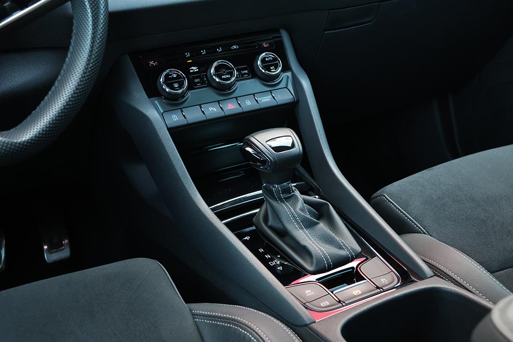 https://autogreeknews.gr/wp-content/uploads/2026/05/Skoda-Karoq-1.5-TSI-Sportline-interior-21.jpg