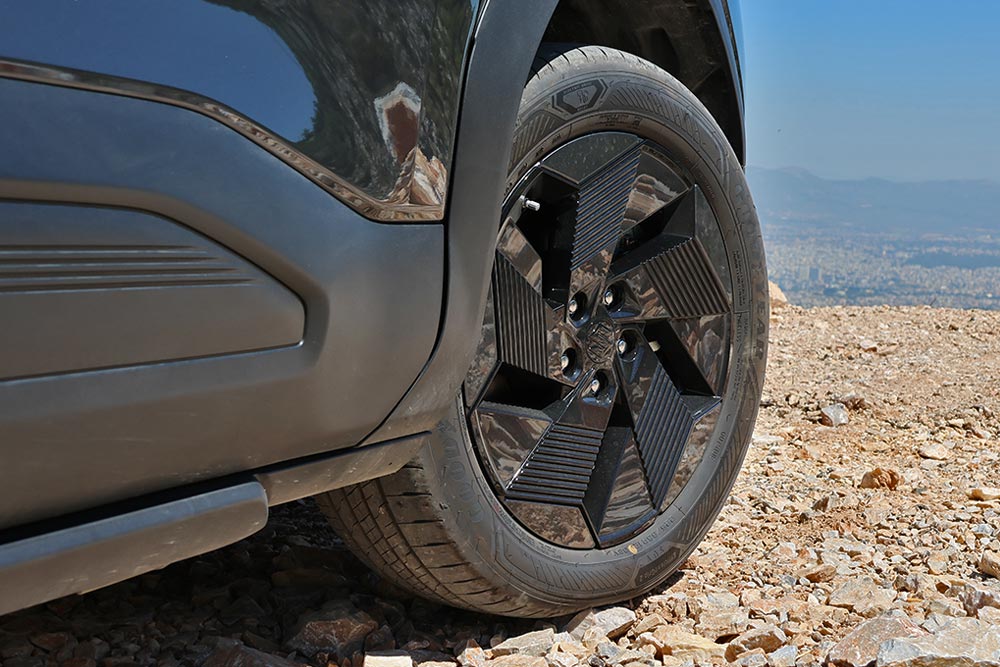 https://autogreeknews.gr/wp-content/uploads/2026/05/Suzuki-e-Vitara-4WD-5.jpg