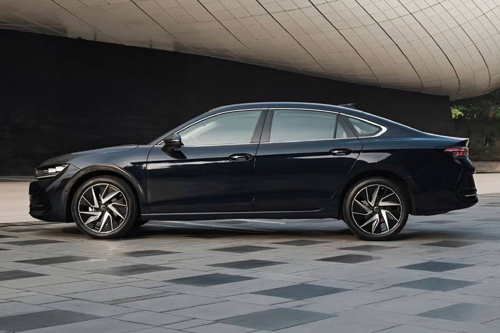 https://autogreeknews.gr/wp-content/uploads/2026/05/VW_Passat_2026_sedan_Saudi_Arabia-4.jpg