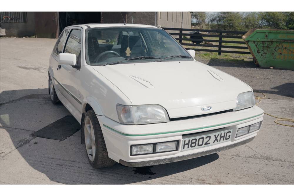 https://autogreeknews.gr/wp-content/uploads/2026/05/ford-fiesta-rs-turbo-sat-parked-25-years-1.jpg