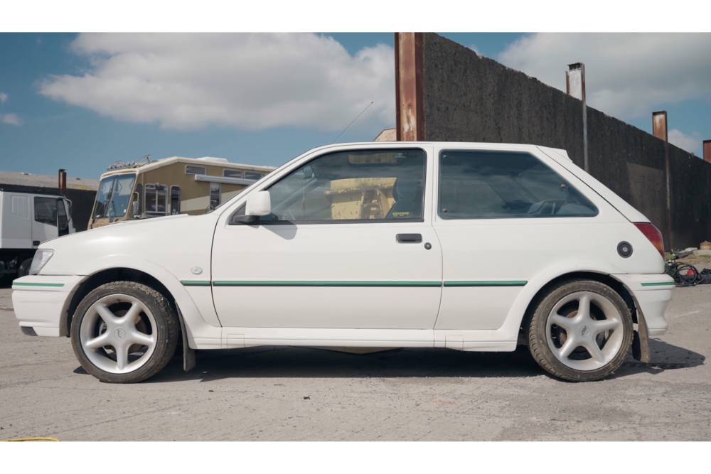 https://autogreeknews.gr/wp-content/uploads/2026/05/ford-fiesta-rs-turbo-sat-parked-25-years-3.jpg