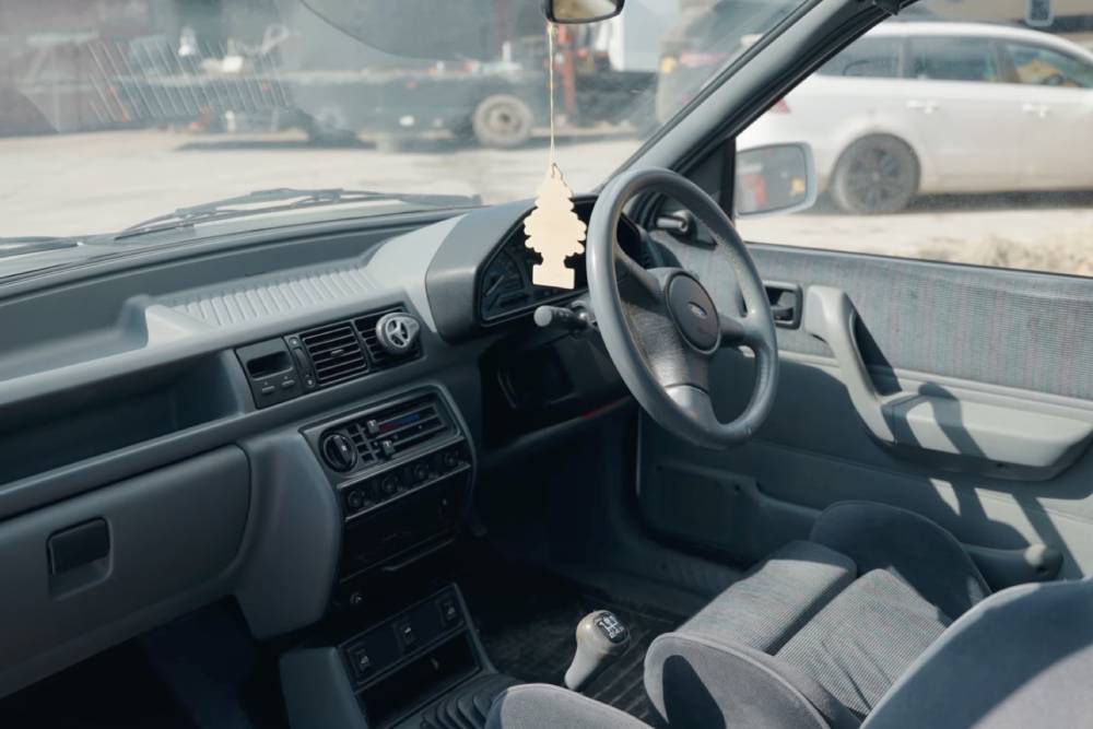 https://autogreeknews.gr/wp-content/uploads/2026/05/ford-fiesta-rs-turbo-sat-parked-25-years-5.jpg