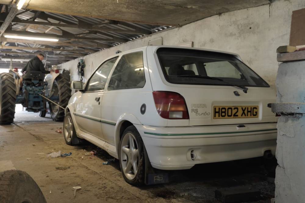 https://autogreeknews.gr/wp-content/uploads/2026/05/ford-fiesta-rs-turbo-sat-parked-25-years-7.jpg