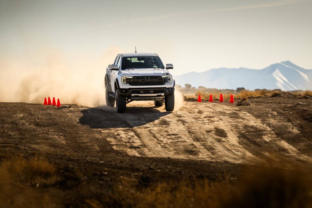 https://autogreeknews.gr/wp-content/uploads/2026/05/ford-raptor-driving-school-4.jpg