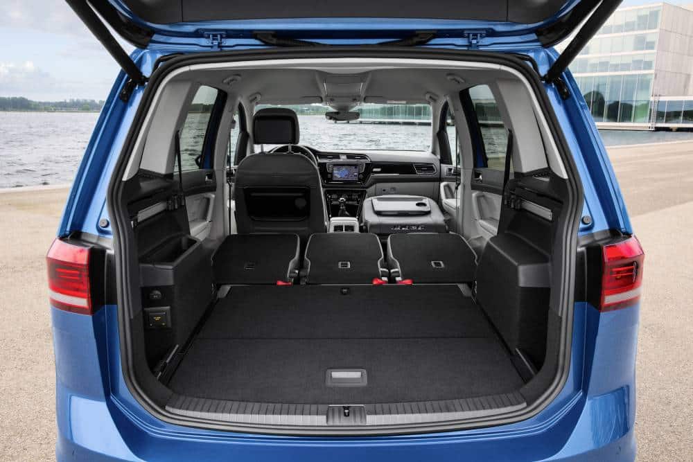 https://autogreeknews.gr/wp-content/uploads/2026/05/volkswagen_touran_28.jpg