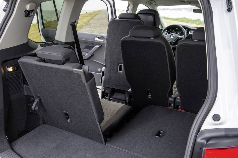 https://autogreeknews.gr/wp-content/uploads/2026/05/volkswagen_touran_tsi_4.jpg