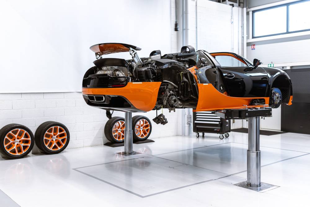 https://autogreeknews.gr/wp-content/uploads/2026/06/01-02-bugatti-service-workshop_crop.jpg