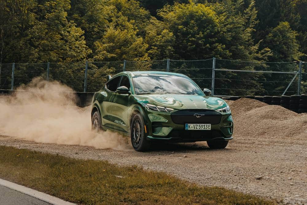 Η Ford Mustang Mach-E Rally δείχνει τα EV από... το πλάι