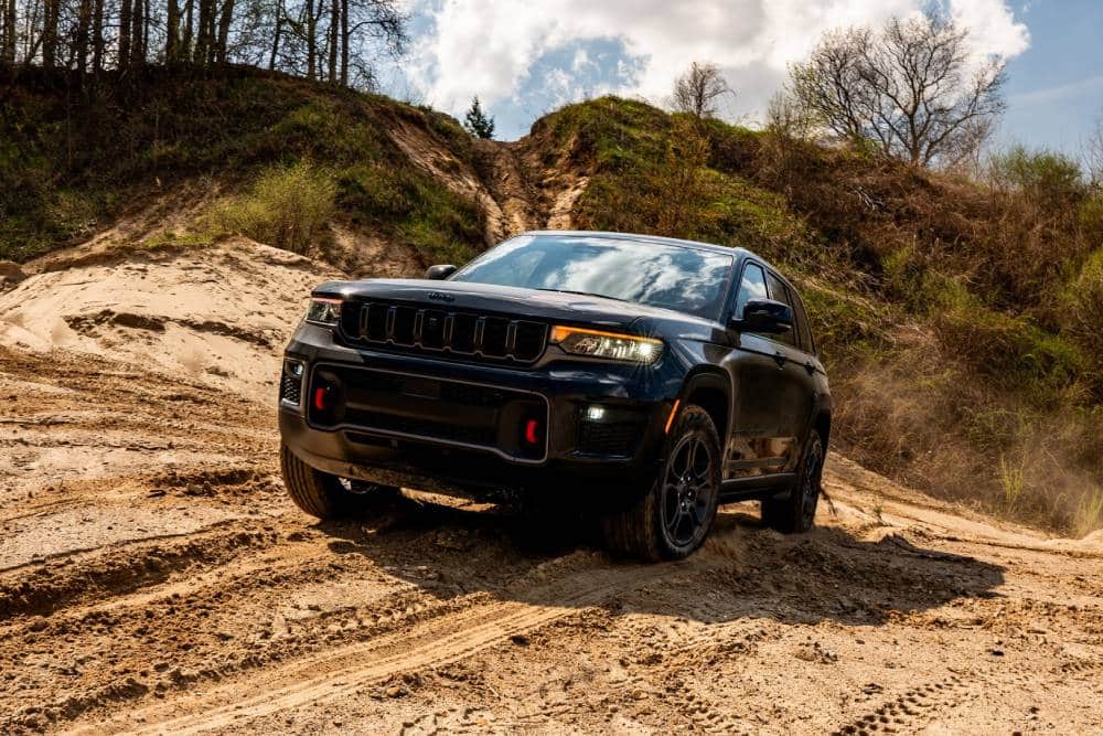 https://autogreeknews.gr/wp-content/uploads/2026/06/2027-jeep-grand-cherokee-trailhawk-8.jpg