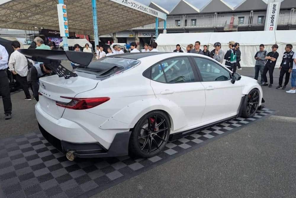 https://autogreeknews.gr/wp-content/uploads/2026/06/7-cylinder-toyota-camry-05.jpg