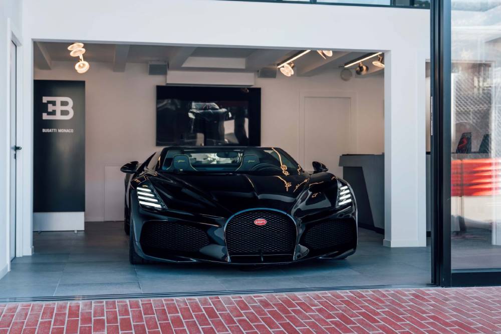 https://autogreeknews.gr/wp-content/uploads/2026/06/Bugatti_showroom-1.jpg