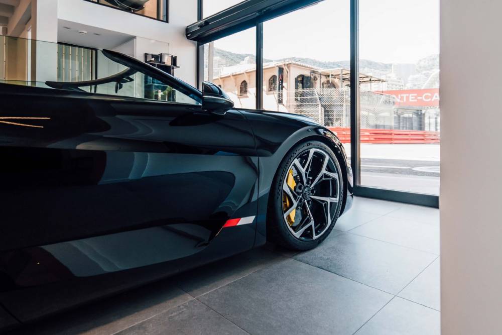 https://autogreeknews.gr/wp-content/uploads/2026/06/Bugatti_showroom-3.jpg
