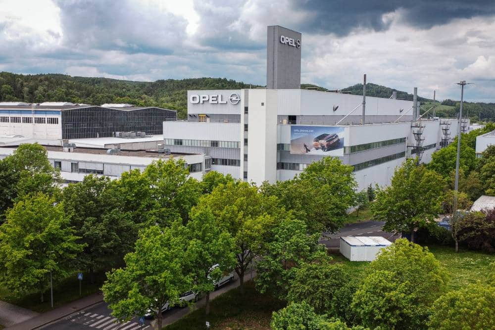 https://autogreeknews.gr/wp-content/uploads/2026/06/EisenachPlant-2-1.jpg