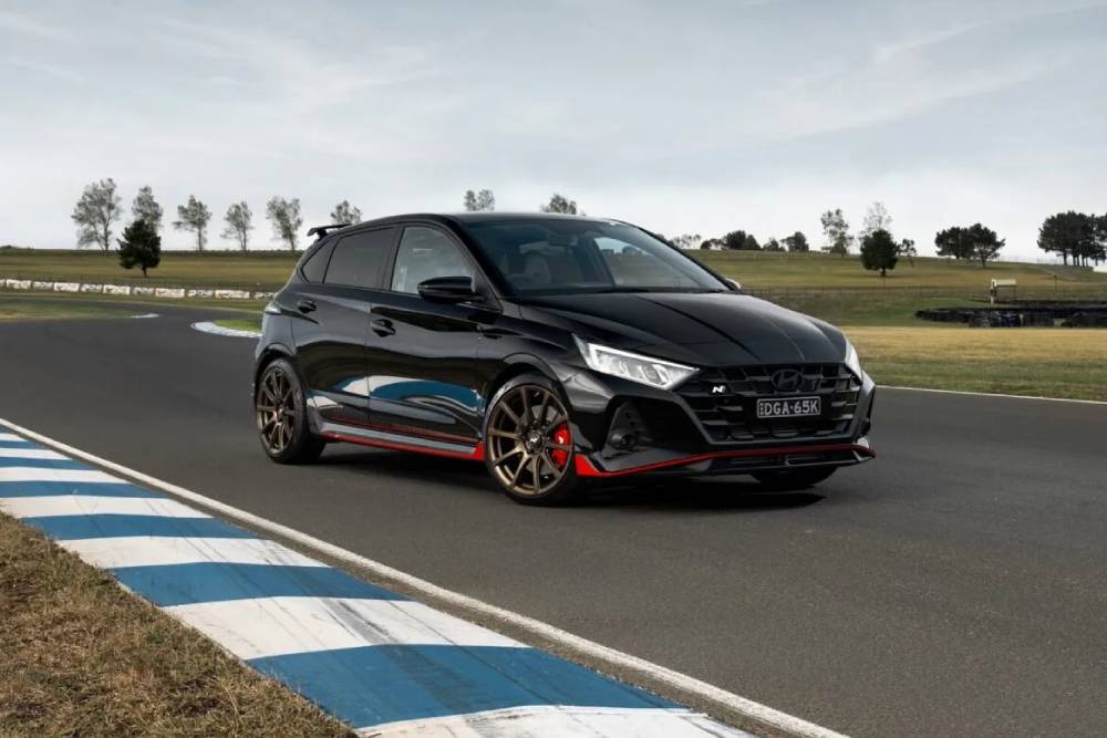 https://autogreeknews.gr/wp-content/uploads/2026/06/Hyundai-i20-N-Shadow-Edition-1-2048x1366-1.jpg