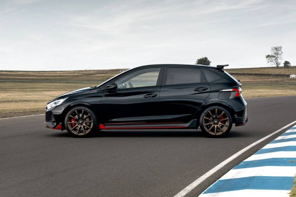 https://autogreeknews.gr/wp-content/uploads/2026/06/Hyundai-i20-N-Shadow-Edition-4-2048x1366-1.jpg