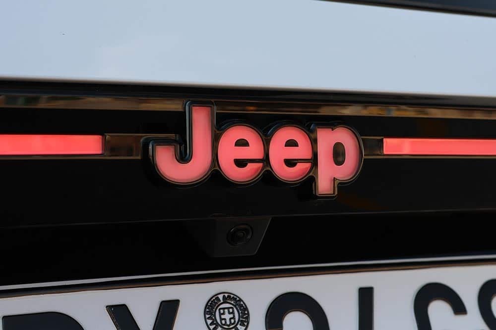 https://autogreeknews.gr/wp-content/uploads/2026/06/Jeep-Compass-logo-exterior.jpg