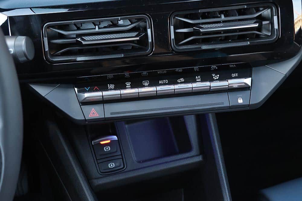 https://autogreeknews.gr/wp-content/uploads/2026/06/Nissan-Micra-electric-interior-10.jpg