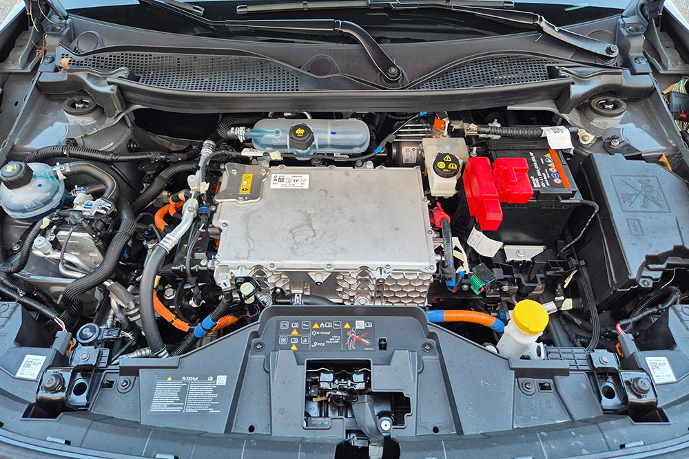 https://autogreeknews.gr/wp-content/uploads/2026/06/Renault-4-E-Tech-engine.jpg