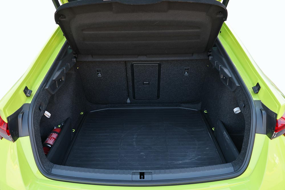https://autogreeknews.gr/wp-content/uploads/2026/06/Skoda-Octavia-Grand-Coupe-RS-2.0-TSI-265PS-DSG7-interior-23.jpg