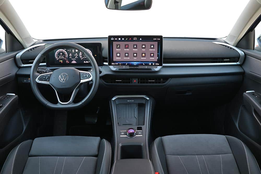 https://autogreeknews.gr/wp-content/uploads/2026/06/VW-T-Roc-2026-interior-1.jpg