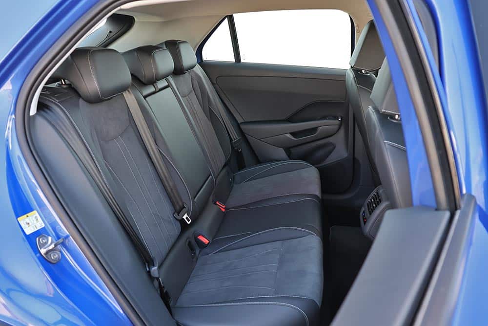 https://autogreeknews.gr/wp-content/uploads/2026/06/VW-T-Roc-2026-interior-24.jpg