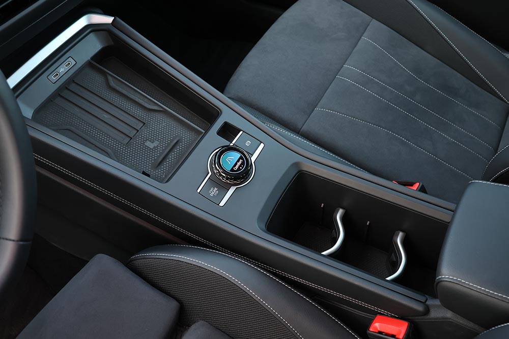 https://autogreeknews.gr/wp-content/uploads/2026/06/VW-T-Roc-2026-interior-26.jpg
