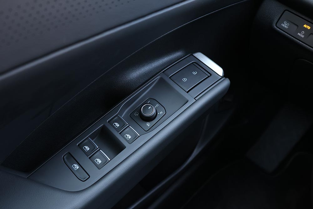https://autogreeknews.gr/wp-content/uploads/2026/06/VW-T-Roc-2026-interior-27.jpg