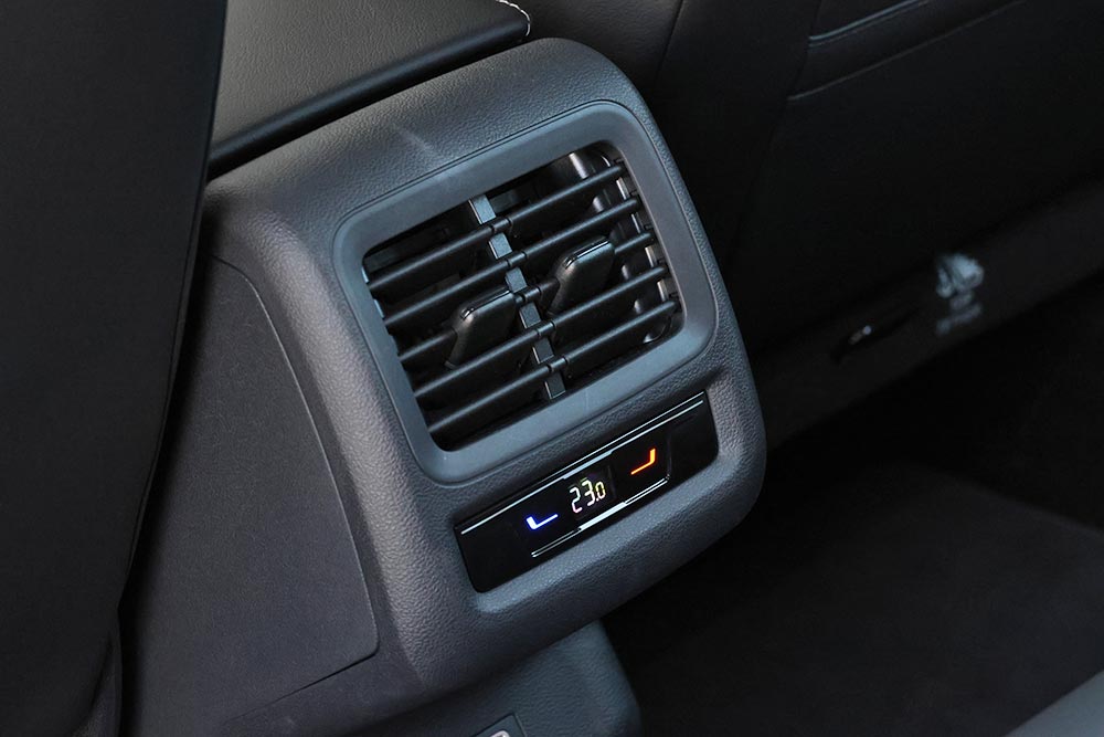 https://autogreeknews.gr/wp-content/uploads/2026/06/VW-T-Roc-2026-interior-28.jpg