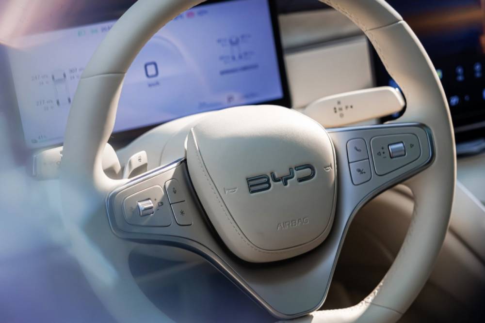 https://autogreeknews.gr/wp-content/uploads/2026/06/byd-seal-08-06.jpg
