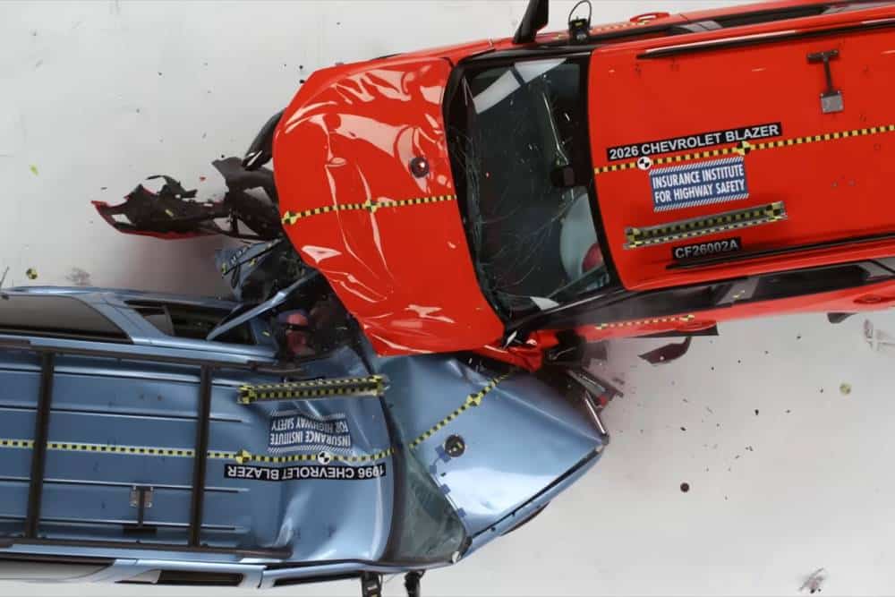 https://autogreeknews.gr/wp-content/uploads/2026/06/iihs-crash-test-30-year-old-gap-03.jpg